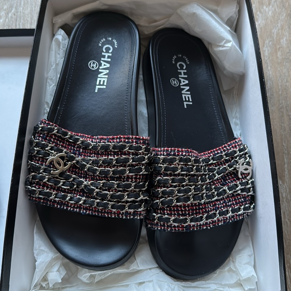 Chanel Tweed Mules size 39 worn a handful of times. Detailed pictures attached.